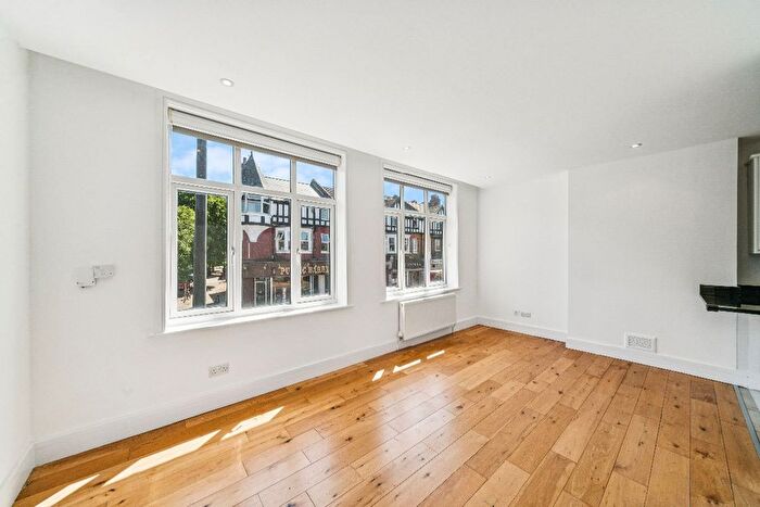 2 Bedroom Maisonette For Sale In Upper Richmond Road West, London, SW14