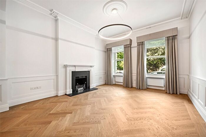 3 Bedroom Flat To Rent In Cadogan Place, Belgravia, London, SW1X