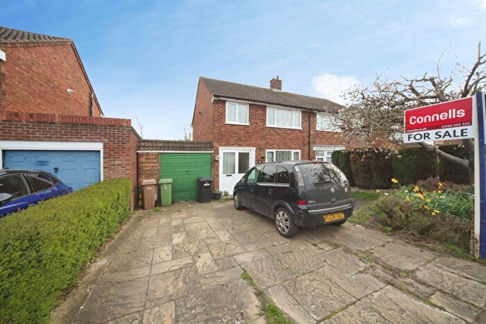 3 Bedroom Semi Detached House For Sale In Watermead Road, Luton, LU3