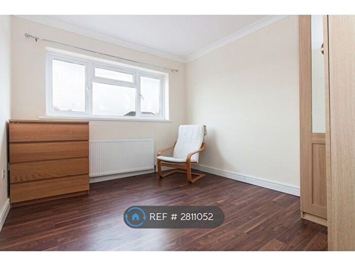 3 Bedroom Flat To Rent In Queens Walk, Ruislip, HA4