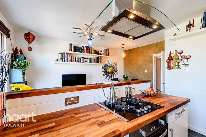 3 Bedroom Apartment For Sale In Lordship Lane, London, SE22