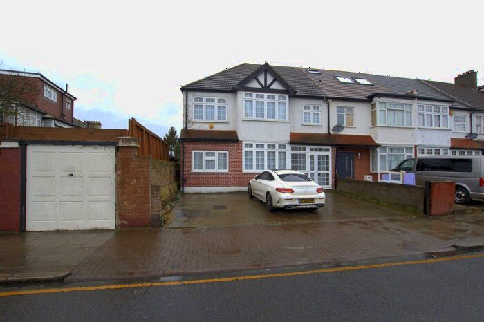 Garage / Parking To Rent In Fishponds Road, London, SW17