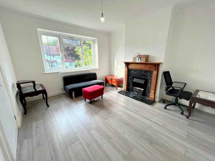 3 Bedroom Terraced House To Rent In Sundale Avenue, South Croydon, Surrey, CR2