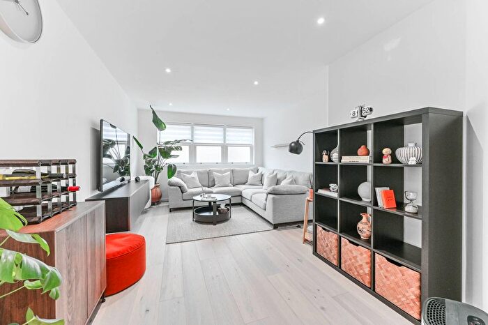 2 Bedroom Flat To Rent In Burlington Road, New Malden, KT3