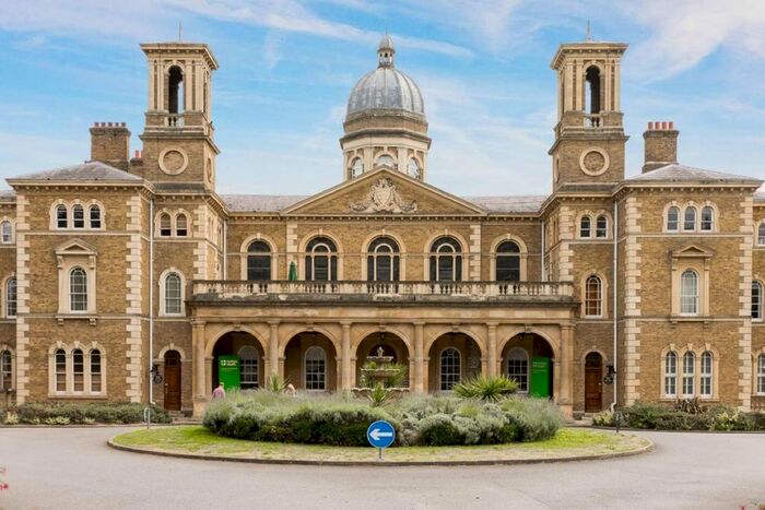 2 Bedroom Flat To Rent In Royal Drive, London, N11