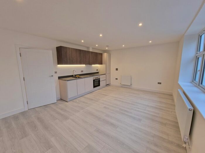 3 Bedroom Flat To Rent In Sussex Place, London, KT3