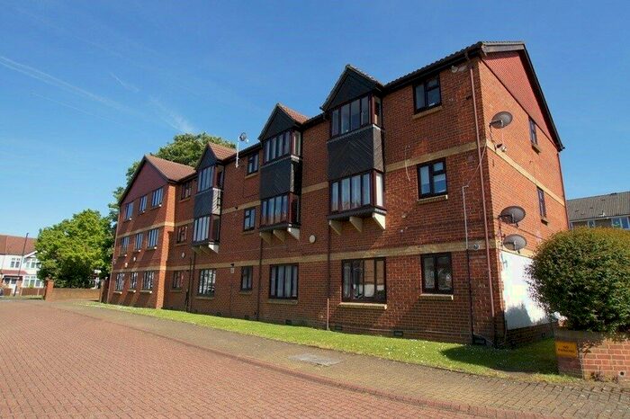 2 Bedroom Flat To Rent In Rosethorn Close, London, SW12