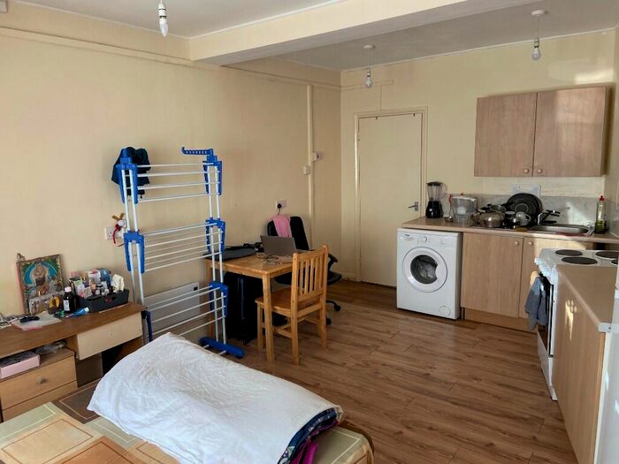 Studio To Rent In Ecclesbourne Close, London, N13