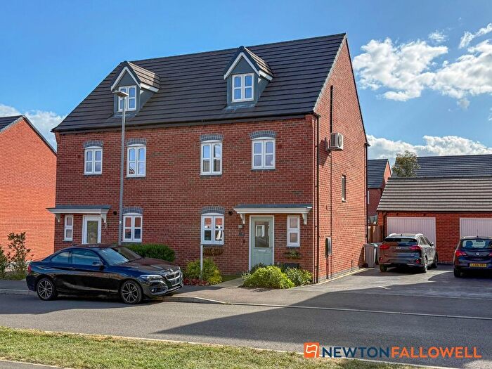 4 Bedroom Semi-Detached House For Sale In Raddle Way, Middlebeck, NG24
