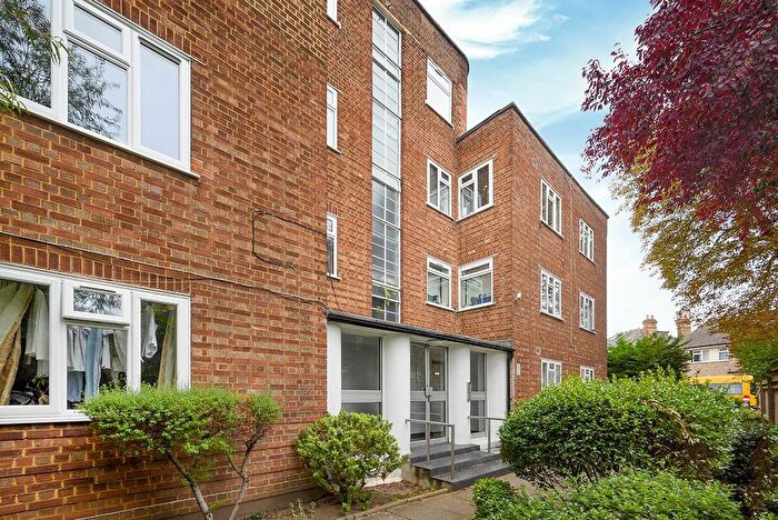 3 Bedroom Flat For Sale In Mowbray Court, Ewart Grove, N22