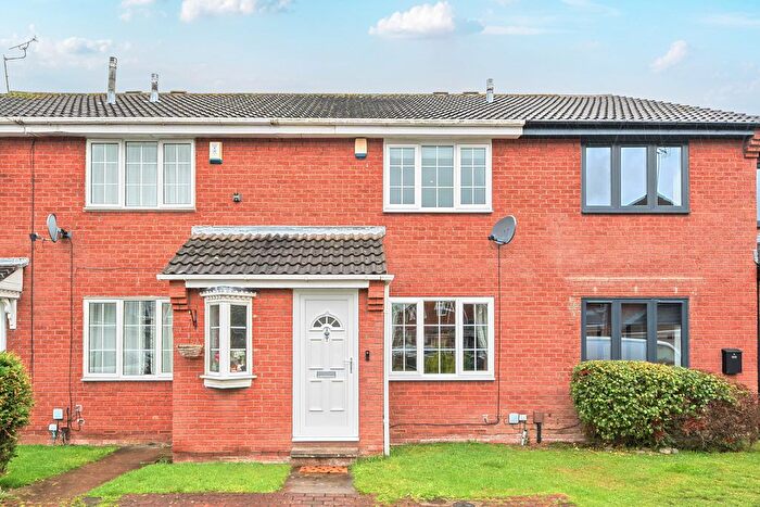 2 Bedroom Town House For Sale In Oakdene Court, Leeds, LS17