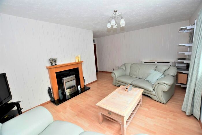 2 Bedroom Flat To Rent In Glebedale Court, Fenton, Stoke-On-Trent, ST4