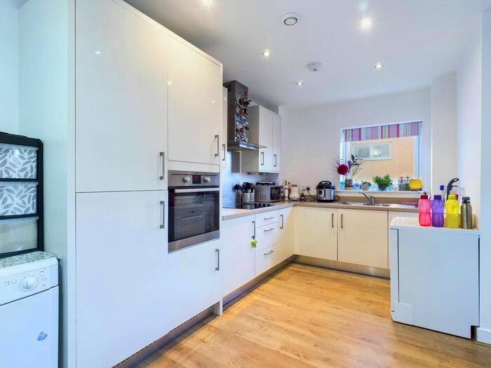 2 Bedroom Flat To Rent In Sovereign Way, Tonbridge, TN9