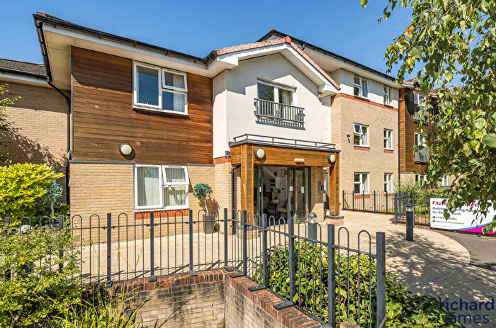 2 Bedroom Apartment For Sale In Fitzwarren Court, Kingsdown Road, Swindon, SN3