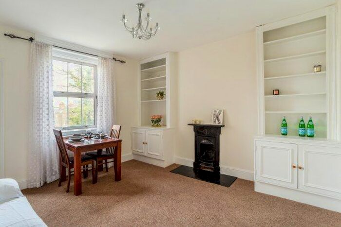 2 Bedroom Flat To Rent In North Side Wandsworth Common, London SW18