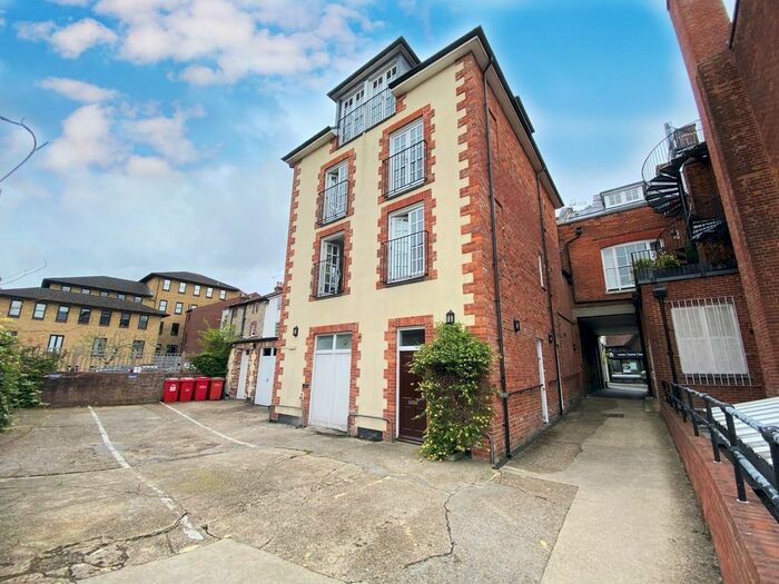 3 Bedroom Flat To Rent In Jewry Street, Winchester, SO23