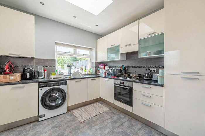 3 Bedroom House To Rent In Russell Lane, Whetstone, London, N20