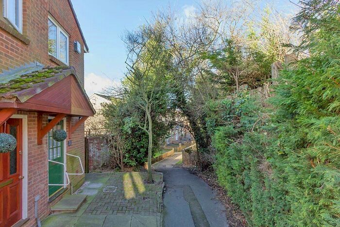 1 Bedroom Link Detached House To Rent In Fallowfield, Sittingbourne, Kent, ME10