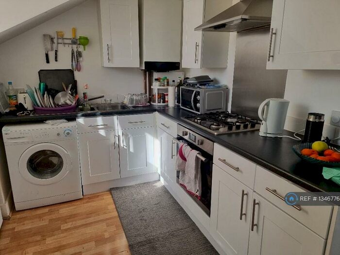 2 Bedroom Flat To Rent In Elmers End Road, Beckenham, BR3
