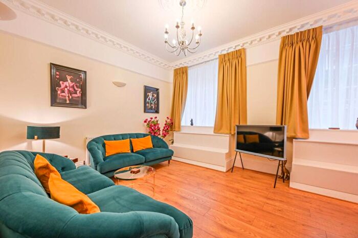 4 Bedroom Flat To Rent In Middle Street, Barbican, London, EC1A