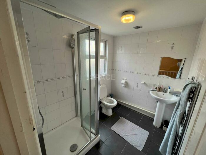 6 Bedroom Terraced House To Rent In Grange Avenue, Reading, Berkshire, RG6