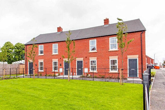 2 Bedroom Town House To Rent In Boundary Way, Glapwell, S44