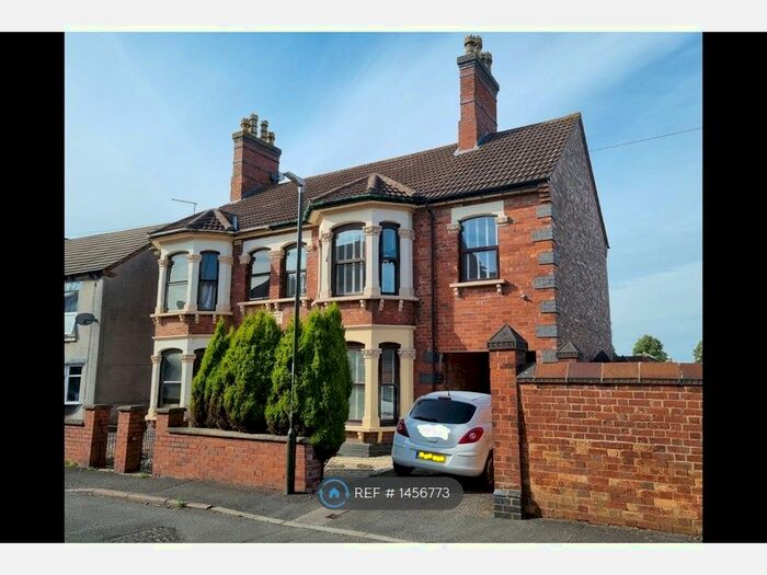 4 Bedroom Semi-Detached House To Rent In Regent Street, Church Gresley, Swadlincote, DE11