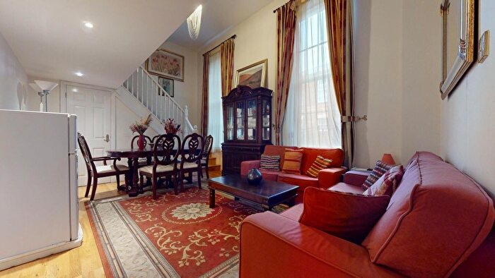 3 Bedroom Flat To Rent In Royal Drive, London, N11