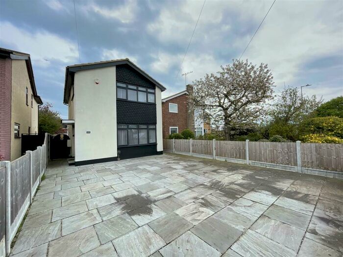 Houses for sale & to rent in SS8 9DS, Waarem Avenue, Canvey Island