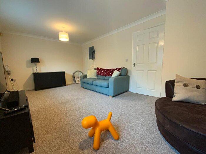 2 Bedroom Flat To Rent In Paddock Close, Aylesbury, HP19