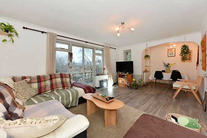2 Bedroom Flat For Sale In Queens Walk, Ealing, London, W5