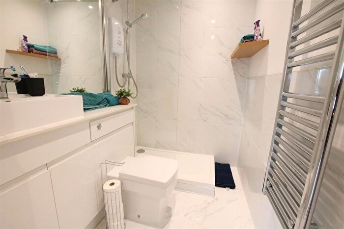1 Bedroom Flat For Sale In Cleeve Road, Leatherhead, KT22