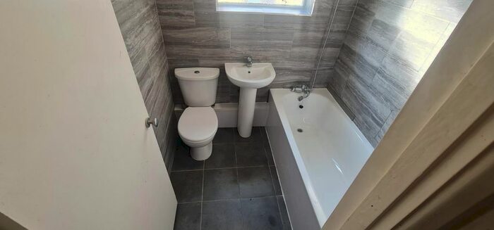 3 Bedroom Flat To Rent In Whitton Road, Hounslow, Middlesex, TW3