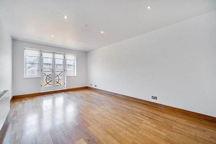 2 Bedroom Apartment To Rent In Kingsley Mews, Wapping, E1W