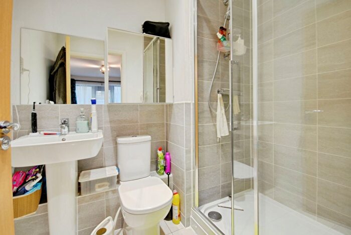 2 Bedroom Flat For Sale In Gartlet Road, Watford, WD17