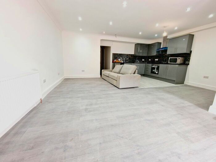 2 Bedroom Flat To Rent In High Road, London, N15