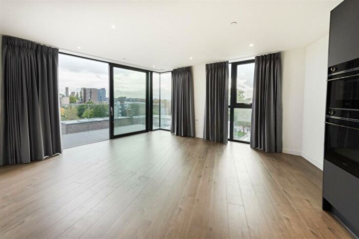 2 Bedroom Apartment To Rent In Coster Avenue, Hackney, N4