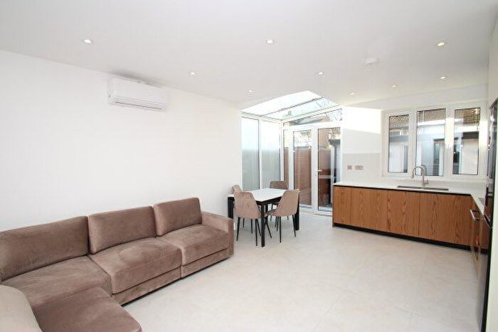 2 Bedroom Property To Rent In Selsdon Road, South Croydon, CR2