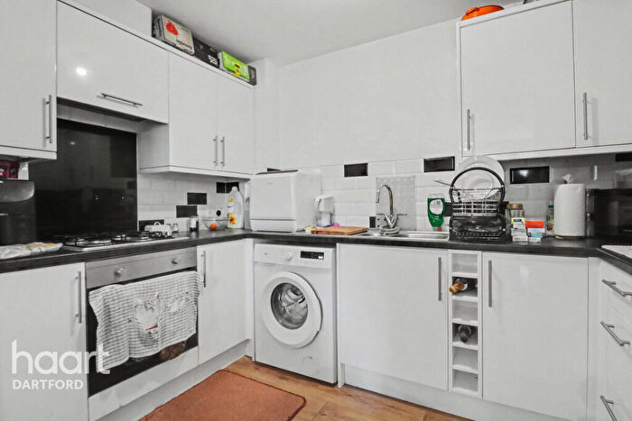 2 Bedroom Flat For Sale In Macarthur Close, Erith, DA8