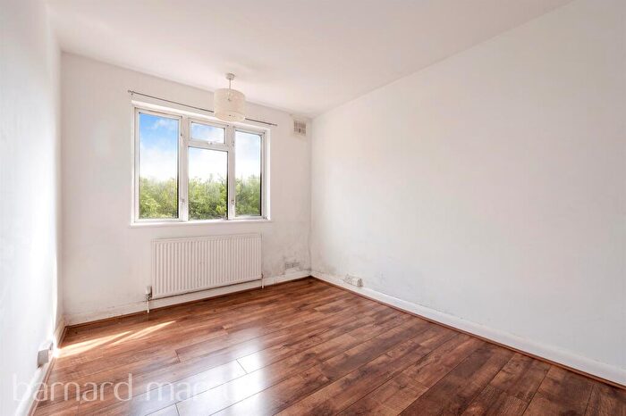 2 Bedroom Flat For Sale In Boundary Close, Kingston Upon Thames, KT1