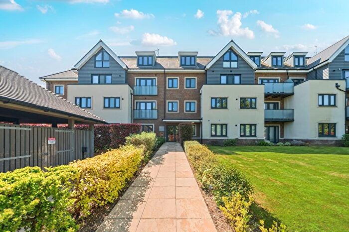 2 Bedroom Flat For Sale In Taplow, Berkshire, SL6