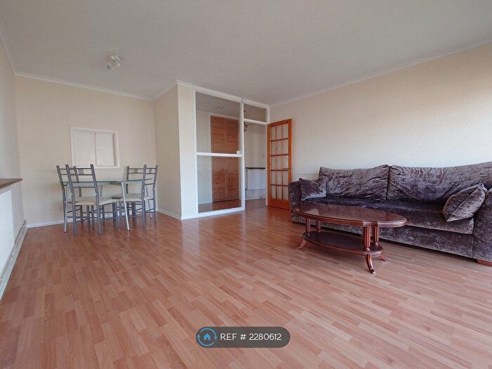 2 Bedroom Flat To Rent In Poplar Way, Ilford, IG6