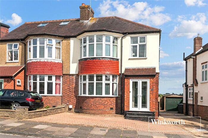 3 Bedroom Semi-Detached House For Sale In Woodfall Avenue, High Barnet, EN5