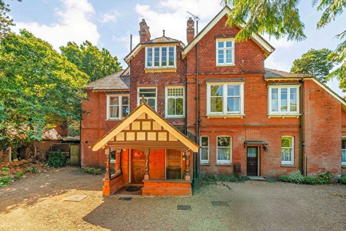 3 Bedroom Flat For Sale In Queens Road, Weybridge, KT13