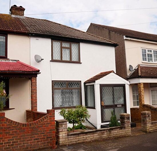 3 Bedroom Semi-Detached House For Sale In Grovesnor Road, Romford, RM7
