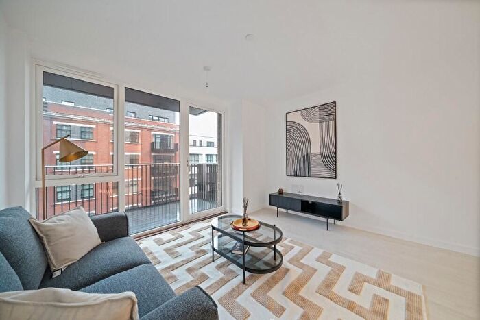 1 Bedroom Flat To Rent In Arusha Court, Farine Avenue, Hayes, UB3