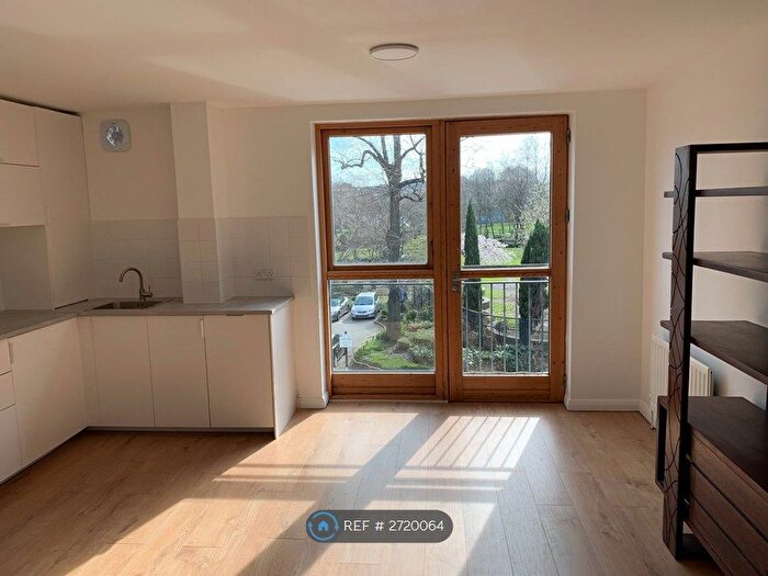 1 Bedroom Flat To Rent In Barrington Road, London, SW9