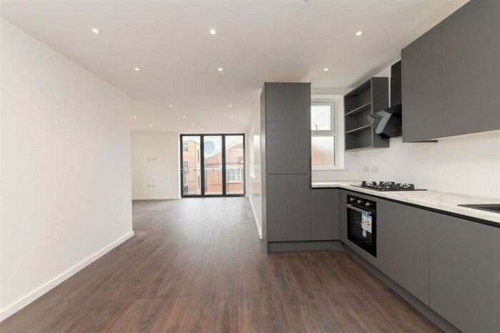 3 Bedroom Apartment To Rent In King Street, East Finchley, N2