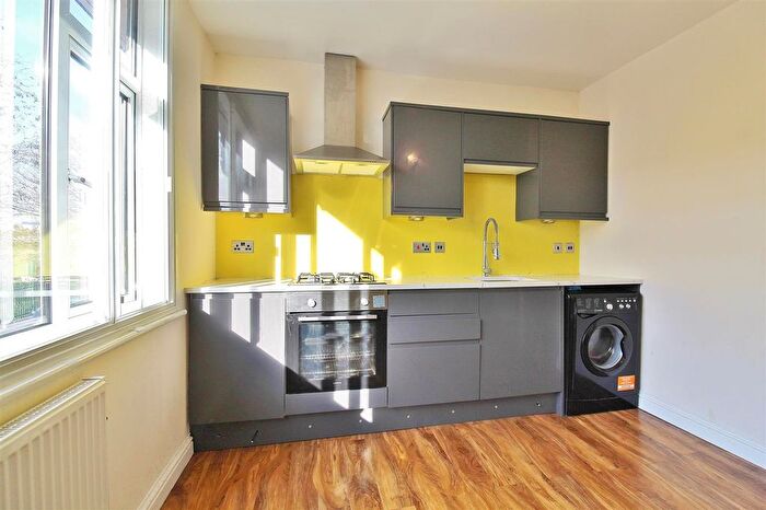 3 Bedroom Flat To Rent In Spur Road, Isleworth, TW7