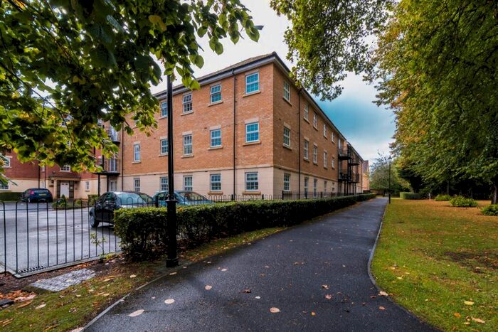 2 Bedroom Flat To Rent In Old College Road, Newbury, RG14